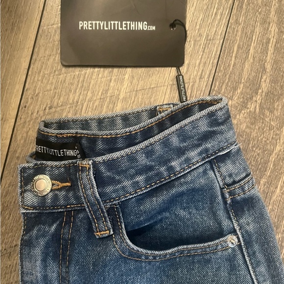 👖♥️NWT Pretty Little Thing NWT Mid Blue Wash Long Leg Straight Jeans Size 0 - Picture 3 of 9